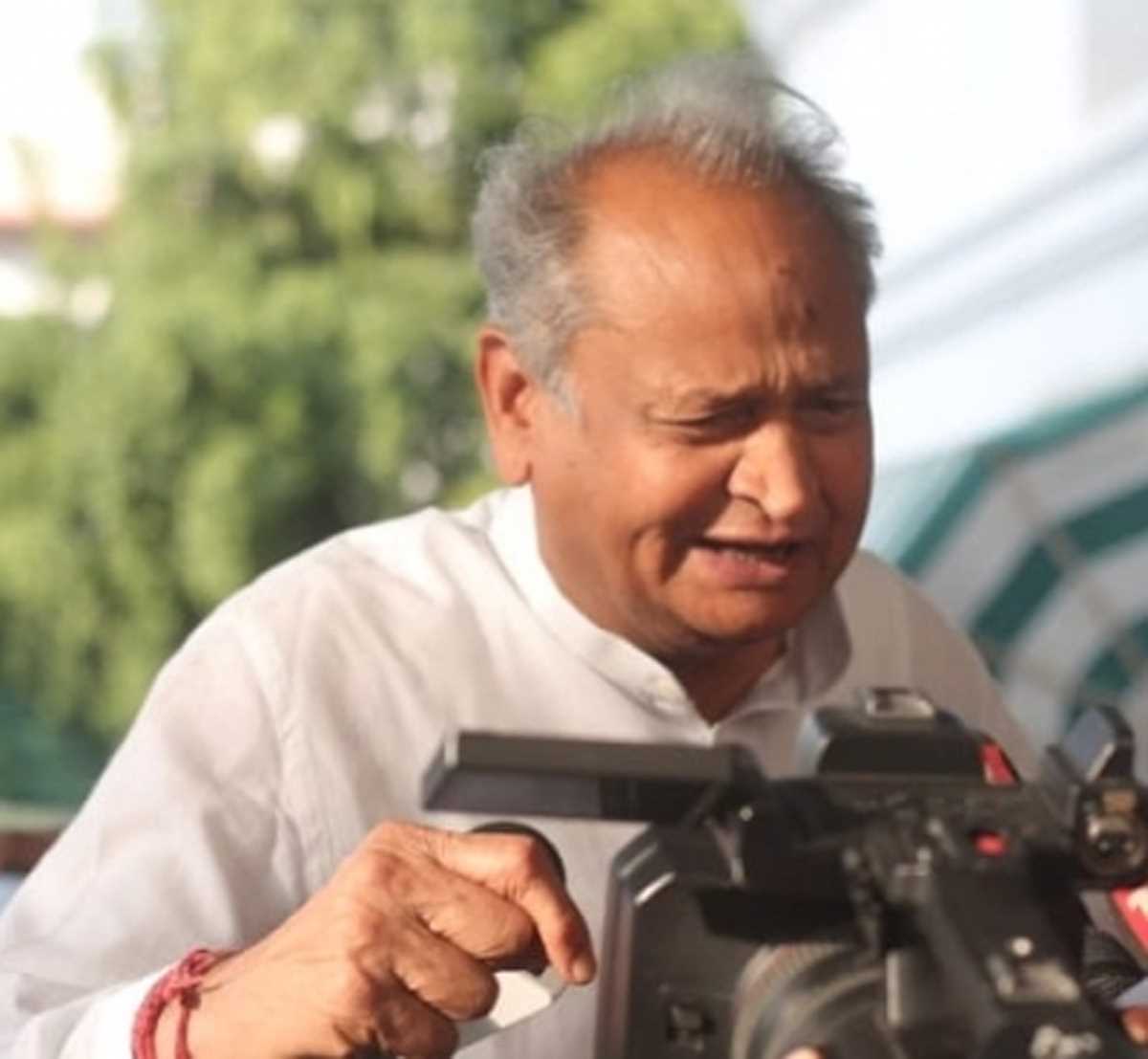 राजस्थान में सियासी संकट के बीच दिल्ली पहुंचे गहलोत